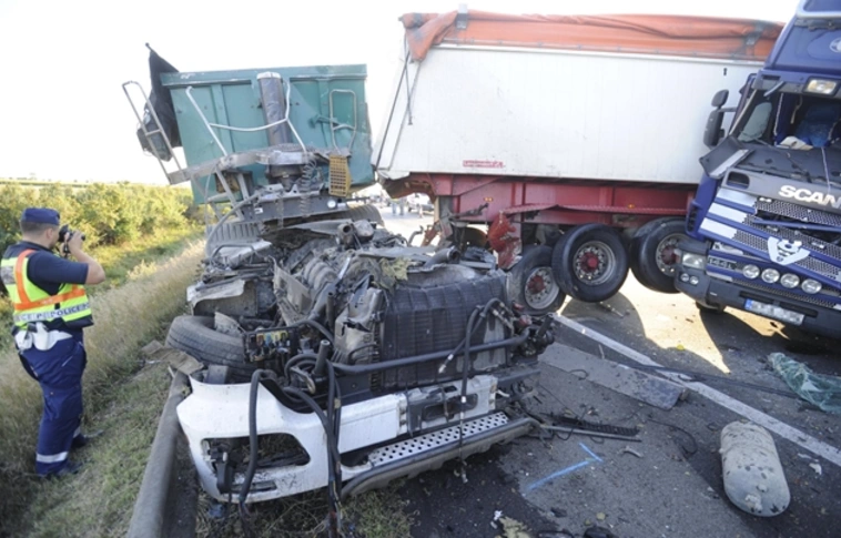 Szörnyű kamionbaleset történt az M3-ason, helyszíni fotók