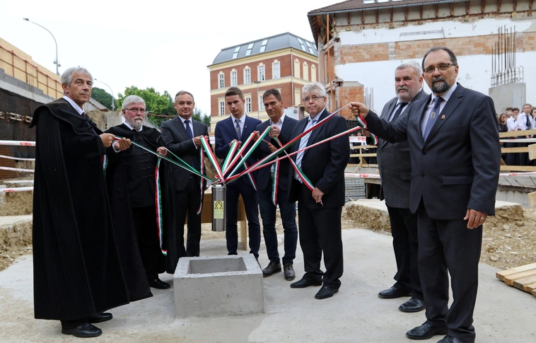 „Gyarapodjatok testben is” – Lerakták a Lévay gimnázium uszodájának és új tornacsarnokának alapkövét