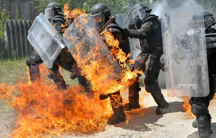 Molotov-koktélt dobtak magyar katonákra