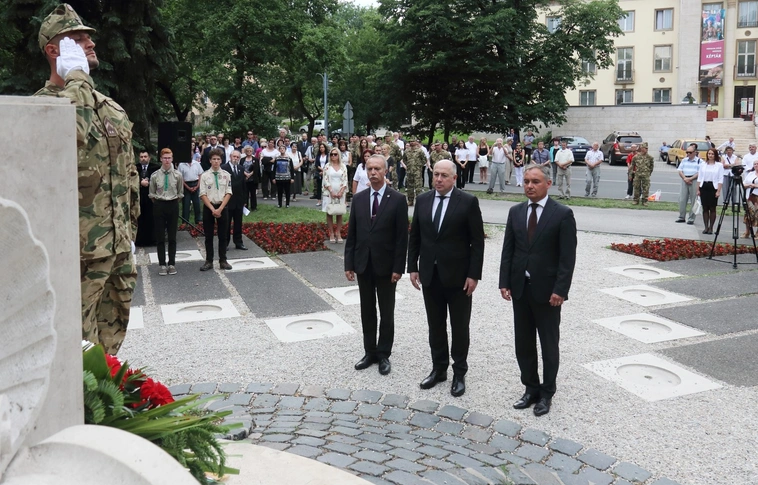 „Él és létezik nemzetközösségünk” – városi megemlékezés a Népkerti Országzászlónál