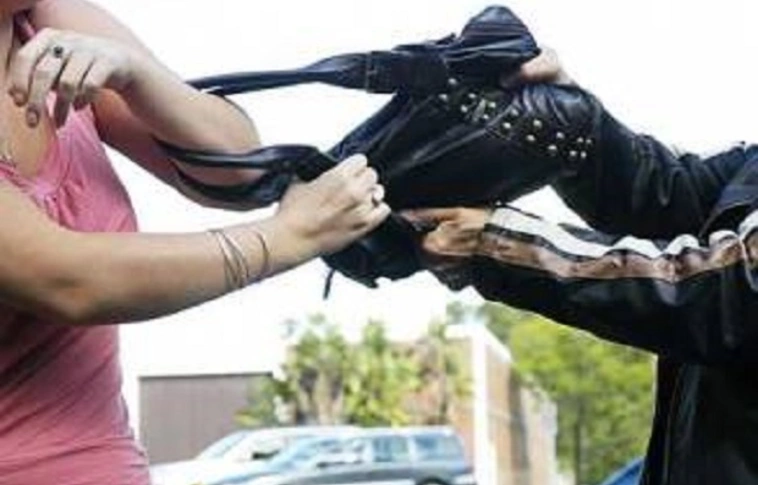 Fiatalkorúak raboltak a sétáló utcán – letartóztatták őket