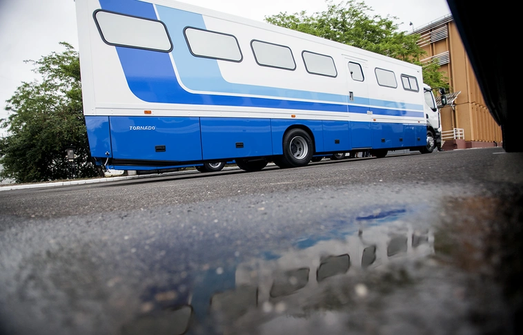 A kis élelmes: rabszállítóból ugrott ki egy fogvatartott