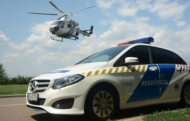 Rendőrségi helikopterről figyelték az autósokat az autópályán