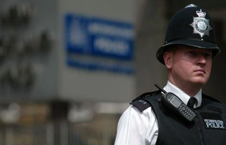 Pokolgéppel fenyegetőző ember ment a sínekre, lezártak egy londoni metróállomást