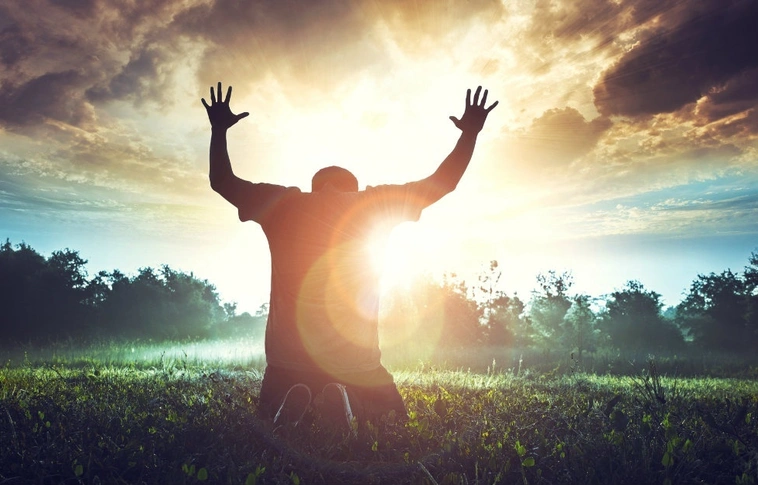 Spirituális közvetítést ígért, a rendőrök elől a föld alá bújt