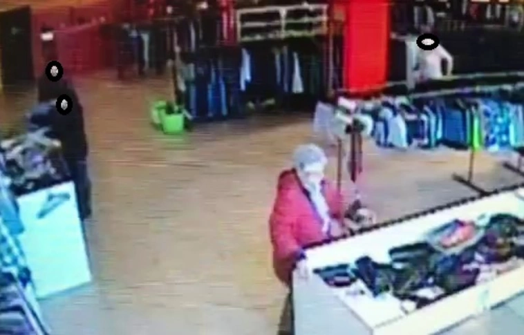 Táskát lopott a néni, a rendőrség keresi