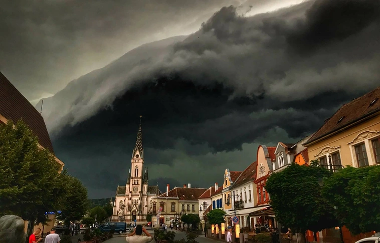 Úristen, itt az Apokalipszis! – Brutális viharfelhőt fotóztak Kőszegnél