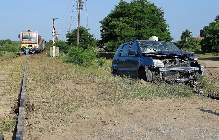 Vonattal ütközött egy autó egy átjáróban, két súlyos sérült