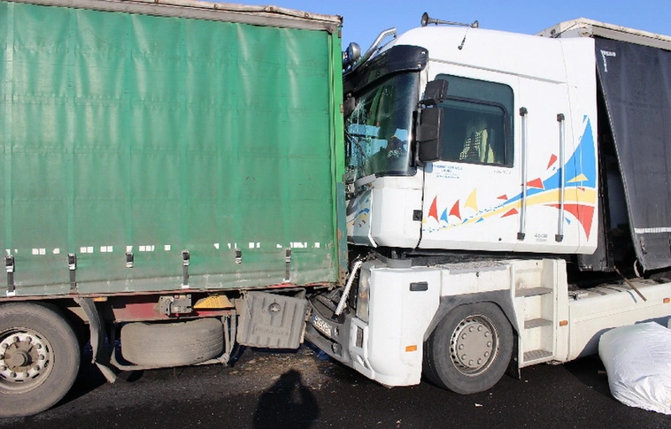 Nem tartotta be a követési távolságot a kamionos, eltiltották a vezetéstől