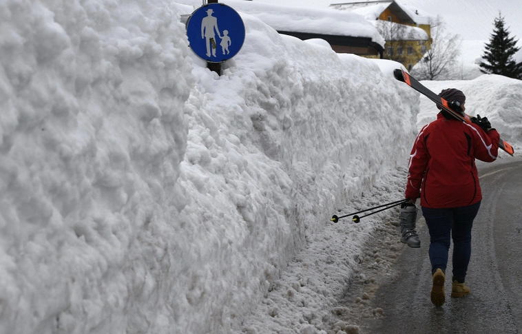 Elképesztő fotók az osztrák hóhelyzetről!