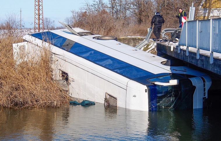 A Kiskunsági-főcsatornába hajtott egy autóbusz
