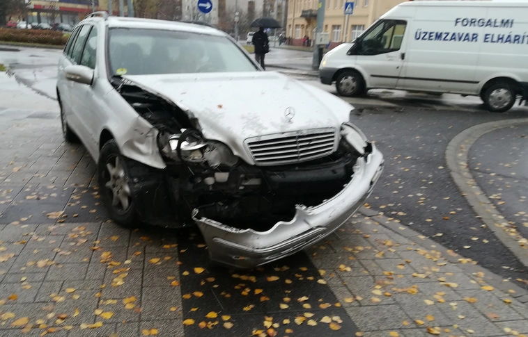 Mercedesszel hajtott bele a villamosba az Újgyőri főtéren