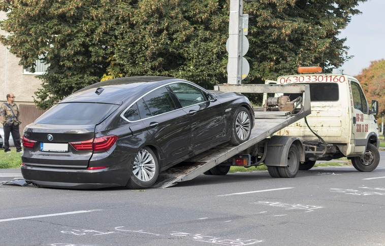 Ütközésben megpördülő BMW döntött ki egy villanyoszlopot a Szent Anna térnél