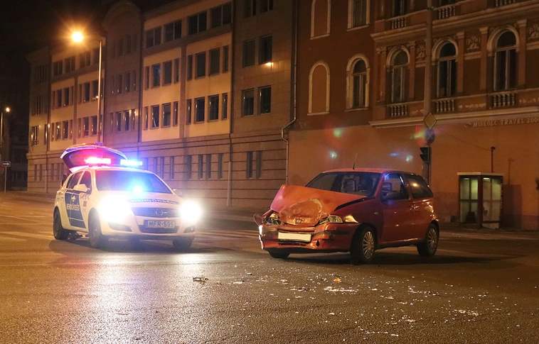 Betegszállítóval ütközött a Fiat Miskolc belvárosában, durván összetört a kisautó 