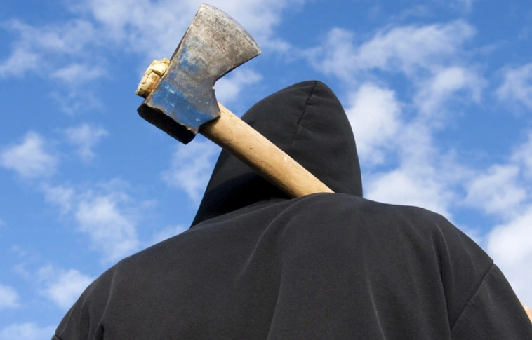 Baltával akarta megölni a feleségét, aki erre felgyújtotta a lakóházat