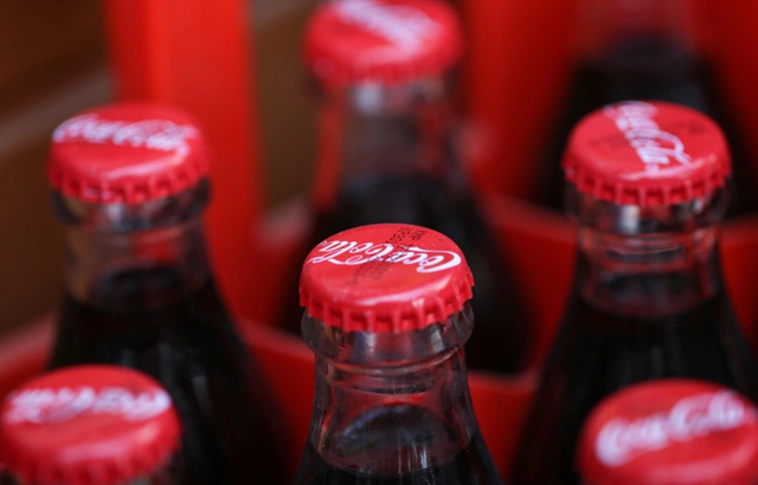 Ilyet se ihatott még: karácsonyra új ízzel jelentkezik a kólagyártó