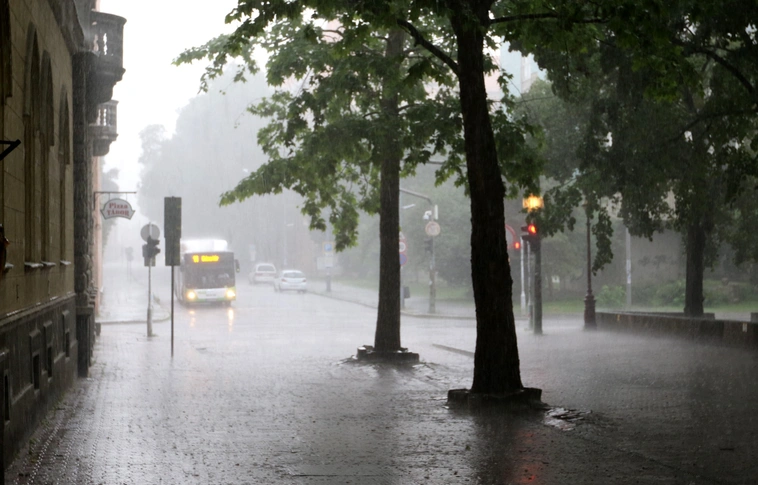 Ne maradjon otthon az esőkabát, esernyő – egész nap eshet