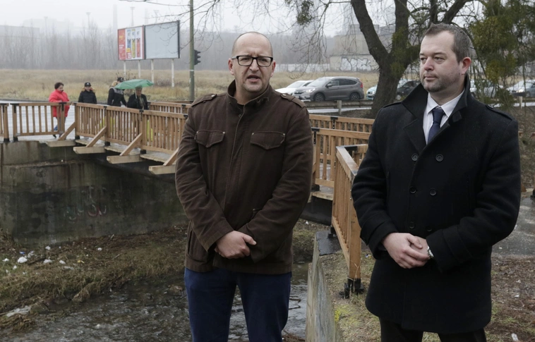 Felújítottak két gyalogos fahidat a Győri kapuban