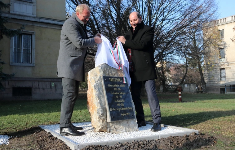 Összefogást is jelképez a felavatott kórházi emléktábla