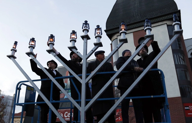 Megélni a fényt és a csodákat – Gyertyagyújtás a Fény ünnepén Miskolcon