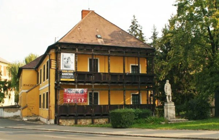 Átmenetileg bezár a Papszeri Kiállítási Épület