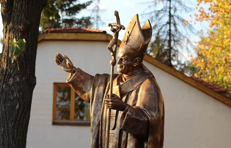 Gyönyörű szobrot kapott II. János Pál pápa Pannonhalmán