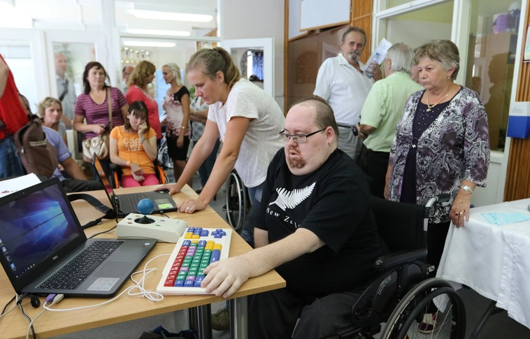 Korlátok nélkül az ügyintézésben is – Speciális eszközökkel és mentorálással segítik a mozgáskorlátozottakat