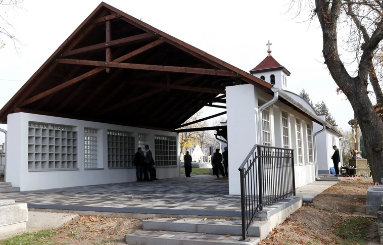 Megáldották halottak napján a Szent Anna temető ravatalozóját