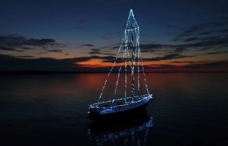 Gyönyörű karácsonyi fényvitorlás járja a Balatont (Videóval!)