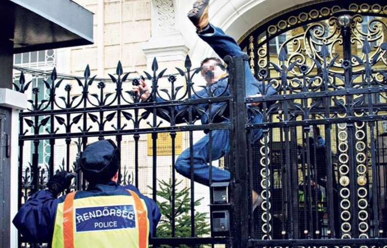 Nyílászárokat akart ellopni, rendőrök érték tetten