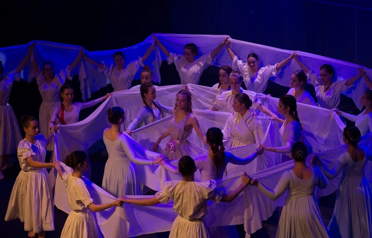 „Könnyek nélkül nem lehet kibírni” – Táncjáték a kis gyufaárus lányról