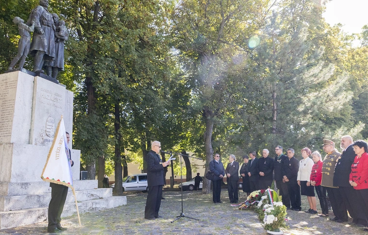 Hősi halált halt diósgyőri katonák emlékműve előtt tisztelegtek