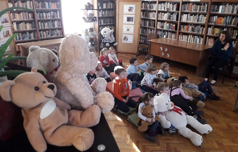 A miskolci könyvtárban már előbújtak „barlangjukból” a macik