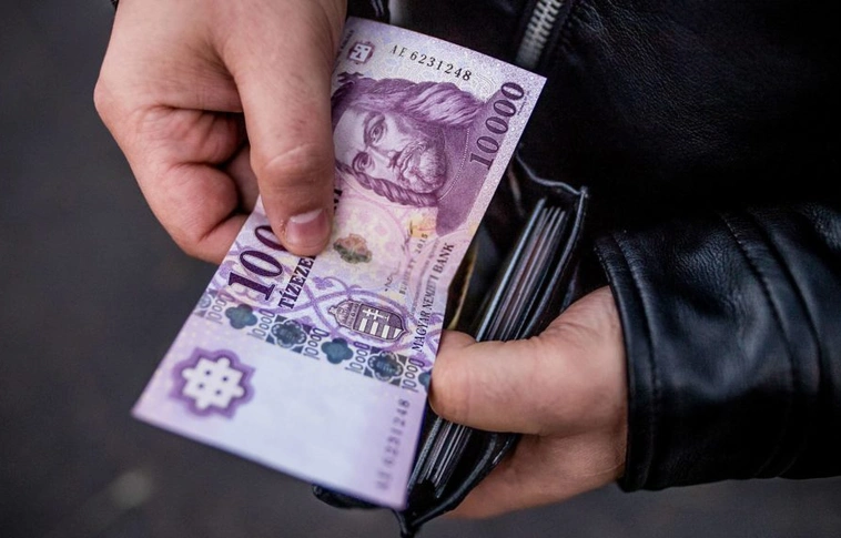 Bruttó 327 ezer forintot keresett az „átlag magyar” októberben