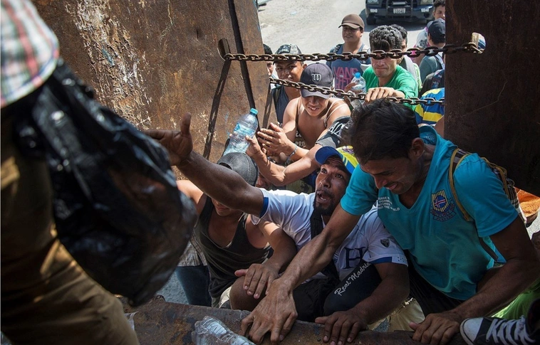 Buszokat követelnek a migránskaraván tagjai