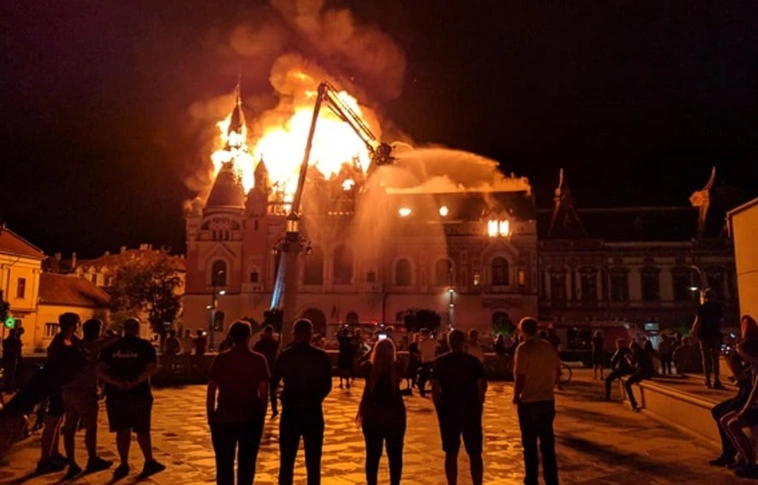 Lángok martalékává vált a nagyváradi görög katolikus püspöki palota (Videóval!)