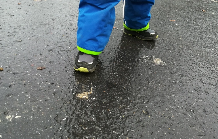 Riasztás! – Ónos eső teszi nehezebbé a közlekedést, óvatosan az utakon!