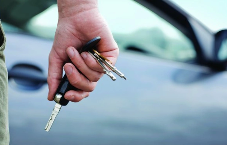 Engedély nélkül használta az unokatestvére autóját