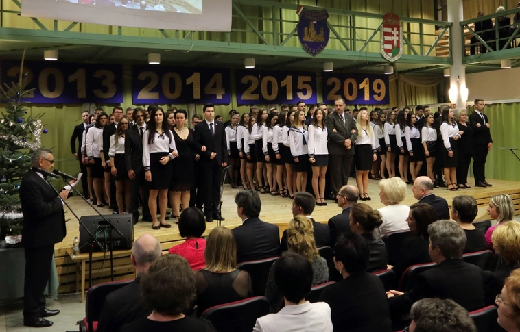 A közös értékrend szimbóluma: szalagavató a Diósgyőri Gimnáziumban