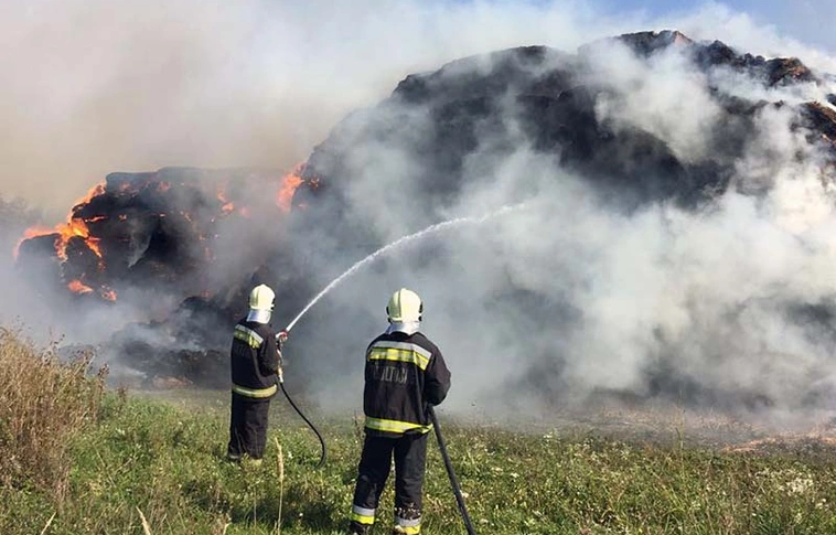 Száraz fű és szalmabálák égtek Mezőcsát térségében