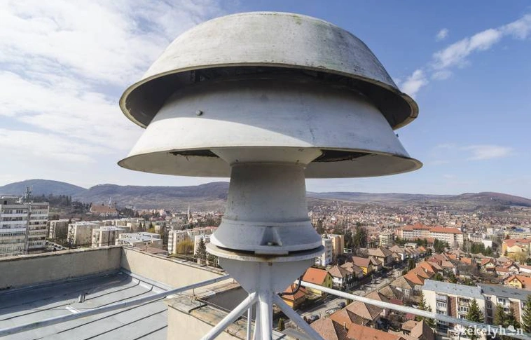 Országszerte megszólalnak ma a szirénák, ez az oka