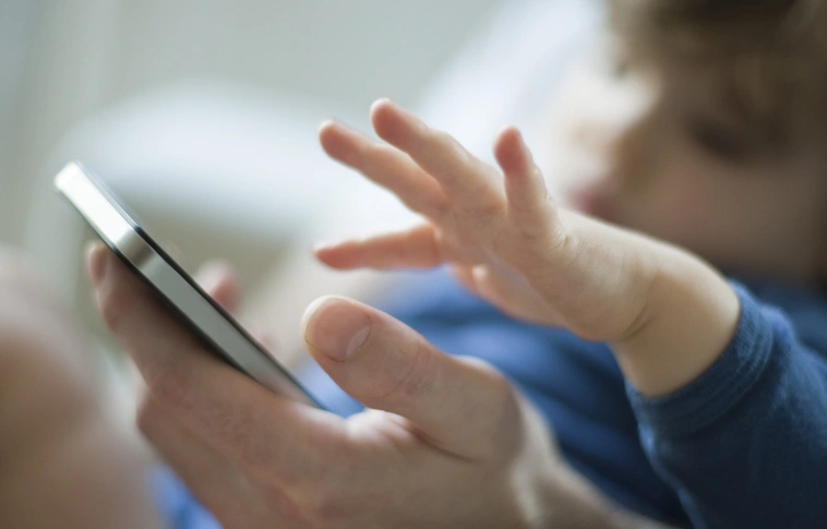 Pró és kontra: 14 éves kor alatt legyen tilos a telefonhasználat?