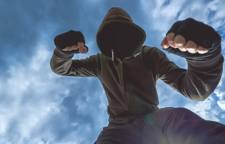 Előbb a vendégekre támadt, majd törni-zúzni kezdett a sörözőben