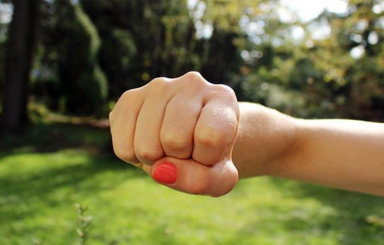 Két nő megpofozta, fejbe rúgta az intézkedő rendőrt, vádat emeltek ellenük