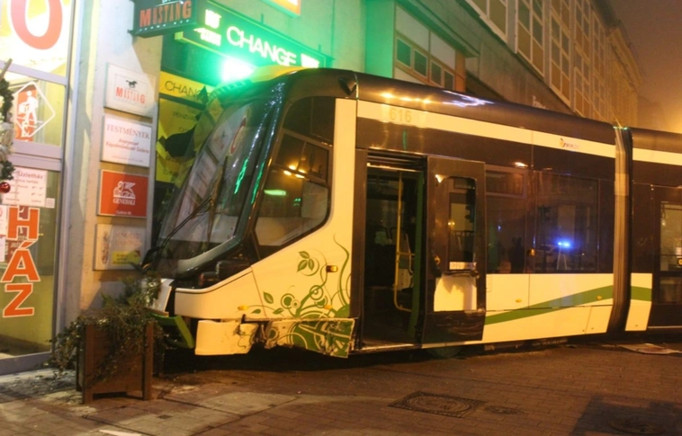 Újra Miskolcon a villamos, amelyik "bekopogott" a kirakatba