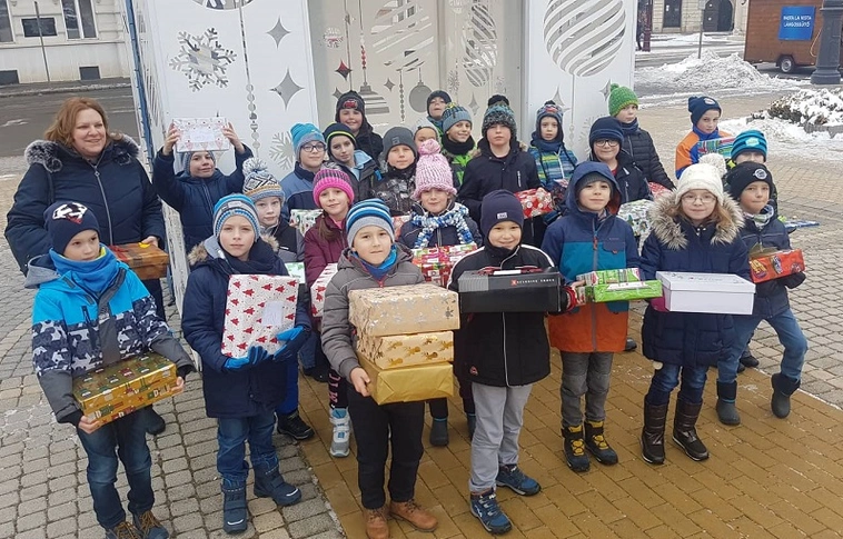 A Vörösmarty iskola is ajándékokkal érkezett a Szeretetdobozhoz