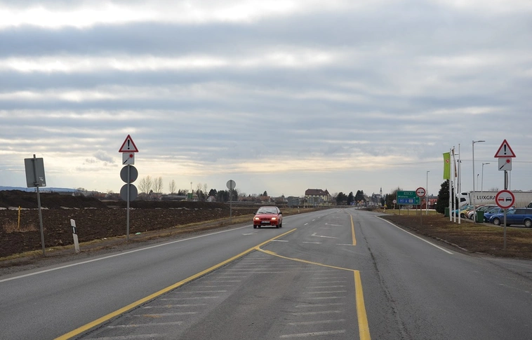 Záróvonalon előzött, eltiltást, pénzbírságot kapott