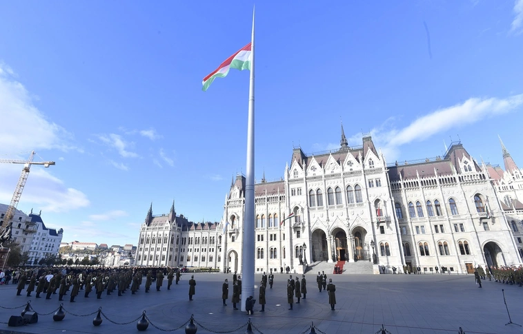 Felvonták a nemzeti lobogót a Parlament előtt
