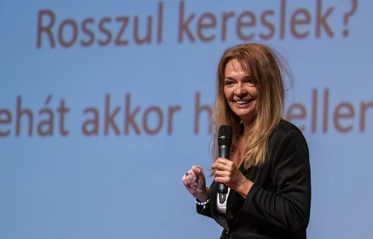 Párkapcsolatok az online tér „bűvöletében” - Tari Annamária előadása