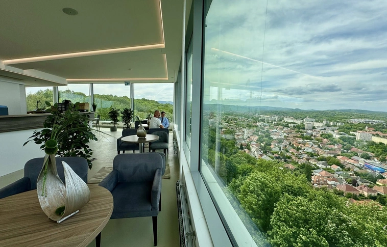 Kivételes a panoráma a kilátó kávézójában